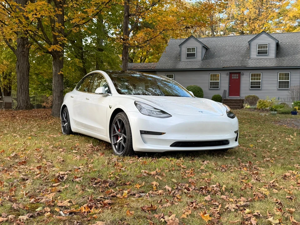 2019 Tesla Model 3 Performance - Image 25 of 31
