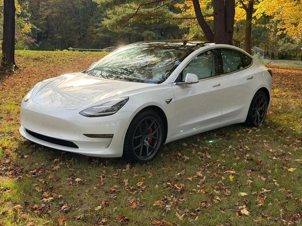 2019 Tesla Model 3 Performance - Image 10 of 31
