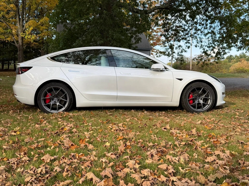 2019 Tesla Model 3 Performance - Image 22 of 31