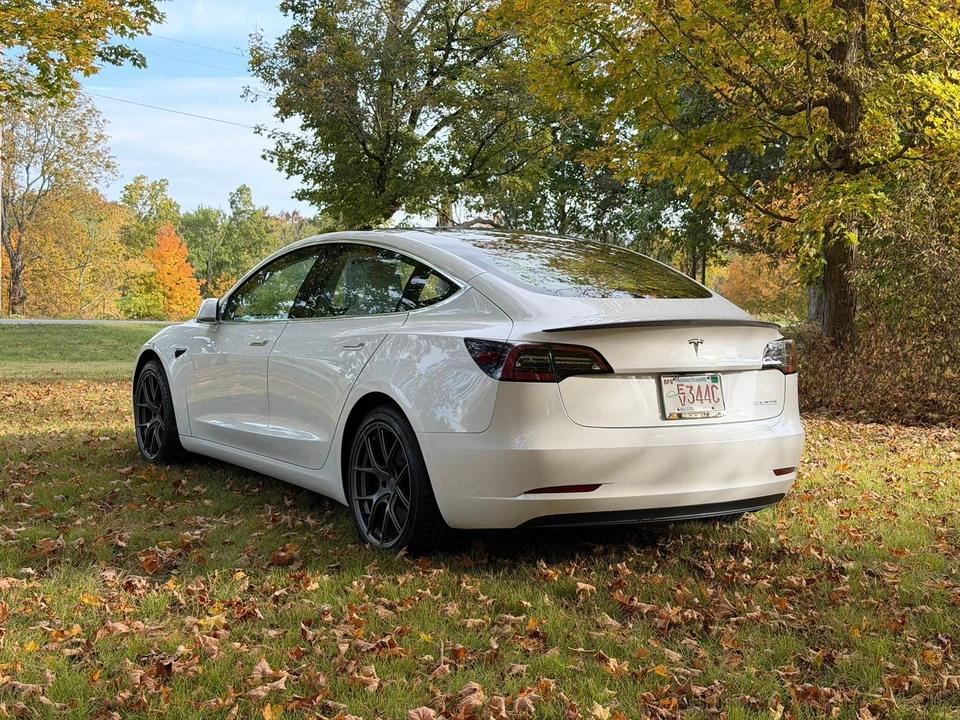 2019 Tesla Model 3 Performance - Image 15 of 31
