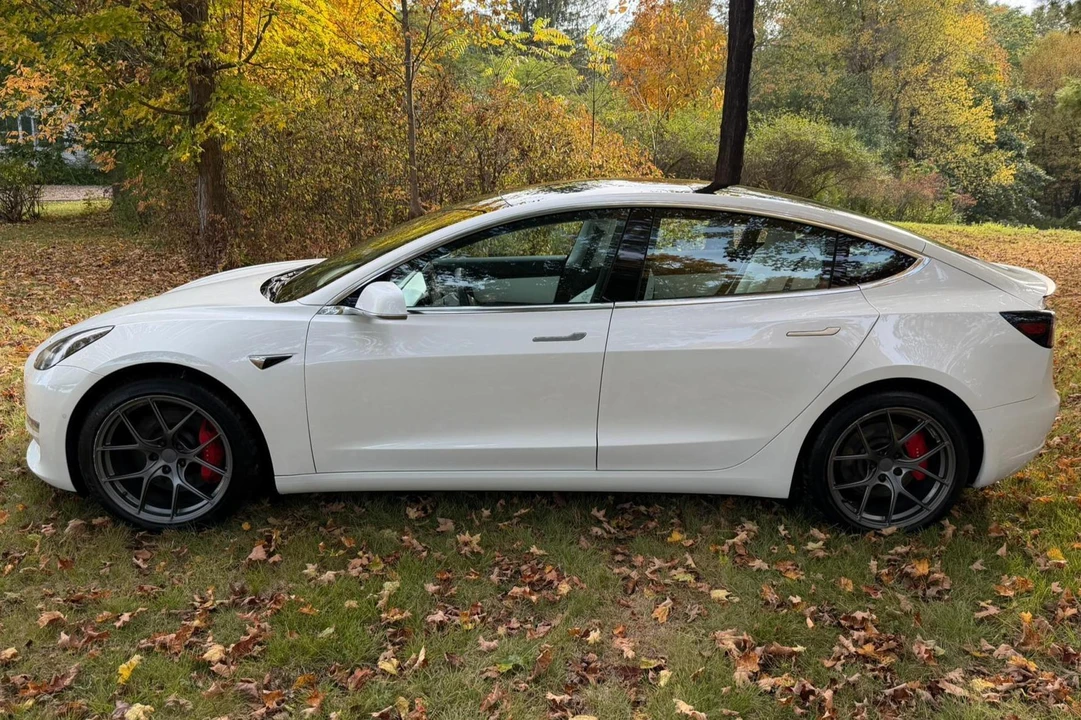 2019 Tesla Model 3 Performance - Image 3 of 31