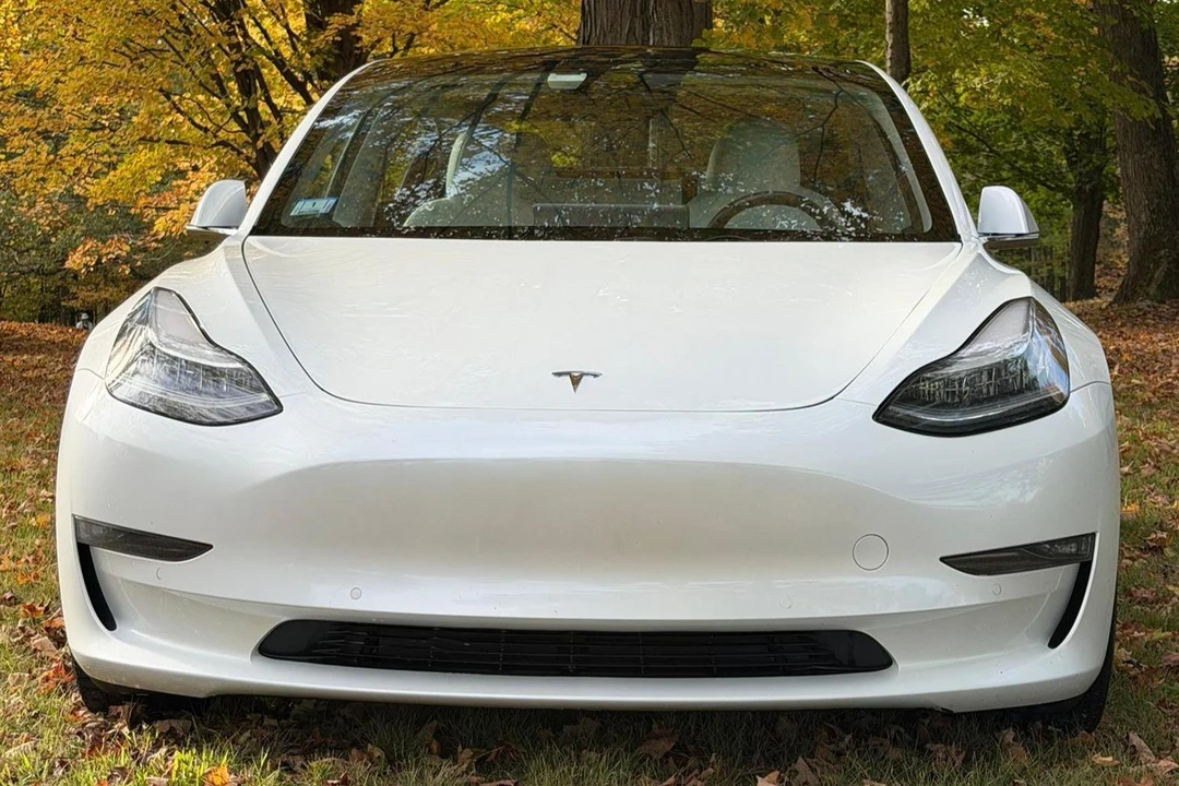 2019 Tesla Model 3 Performance - Image 2 of 31
