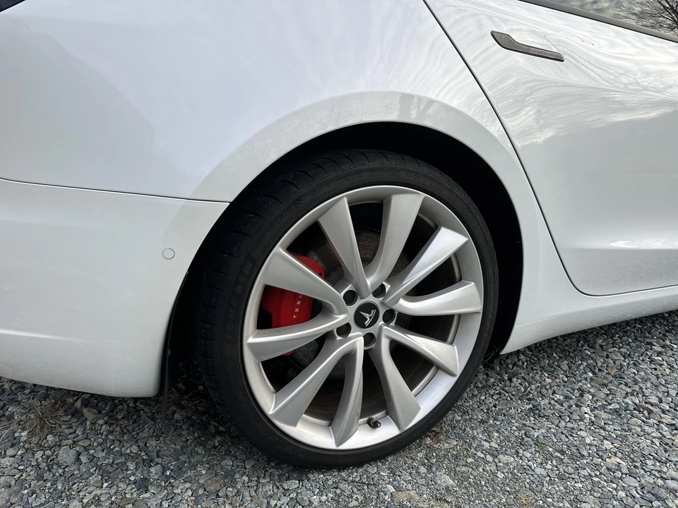 2019 Tesla Model 3 Performance - Image 27 of 31