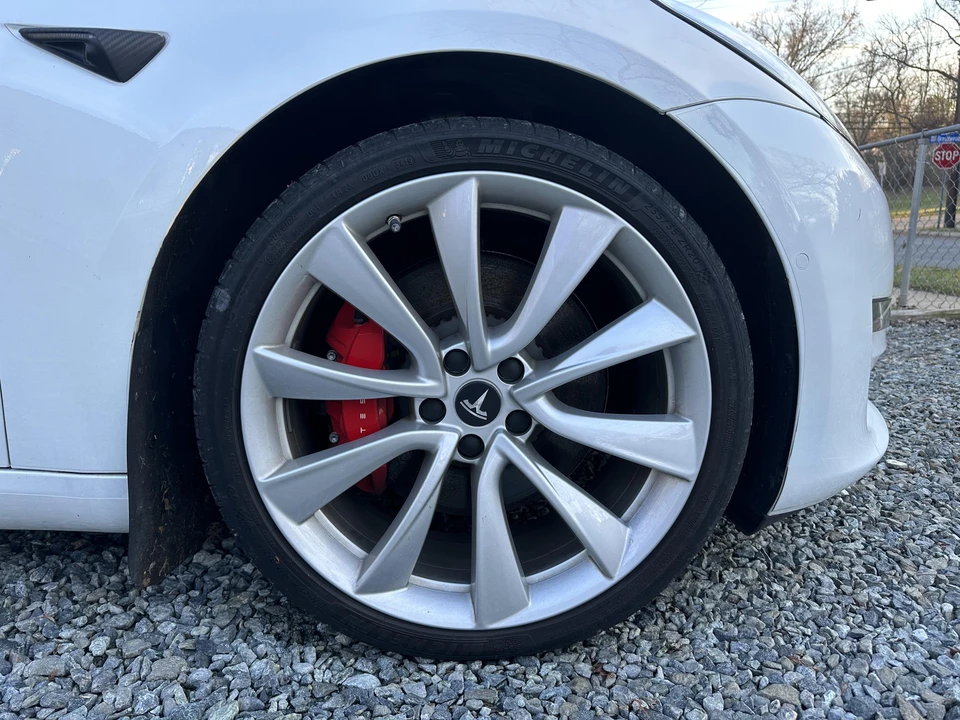 2019 Tesla Model 3 Performance - Image 23 of 31