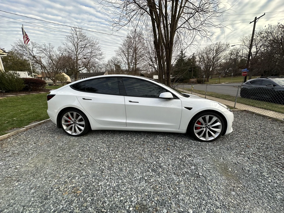 2019 Tesla Model 3 Performance - Image 13 of 31