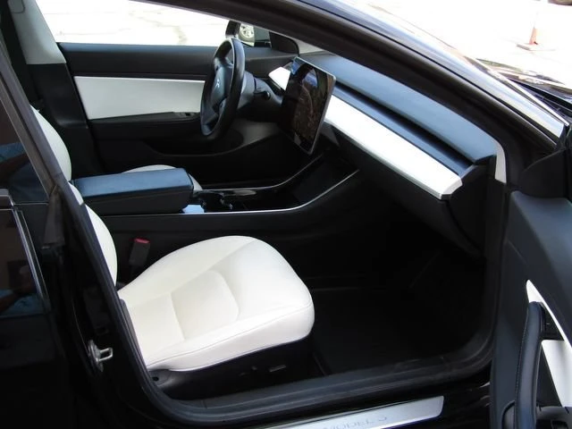 2019 Tesla Model 3 Performance - Image 10 of 18