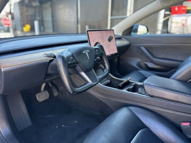 2019 Tesla Model 3 Performance - Image 10 of 16