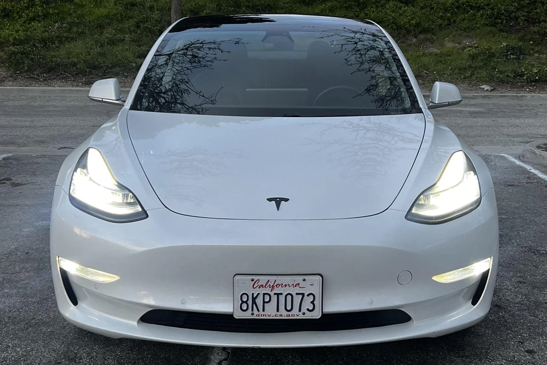 2019 Tesla Model 3 - Image 2 of 30