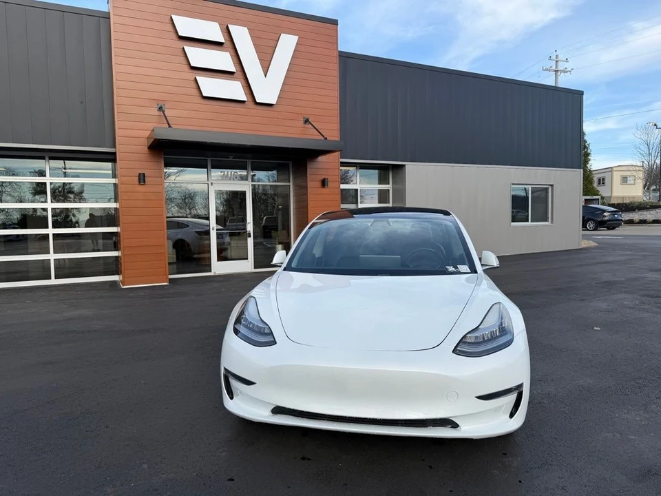 2019 Tesla Model 3 - Image 2 of 17