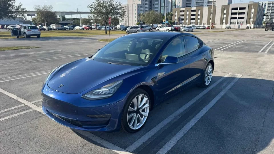 2019 Tesla Model 3 - Image 2 of 12
