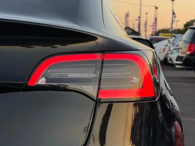 2019 Tesla Model 3 - Image 9 of 21