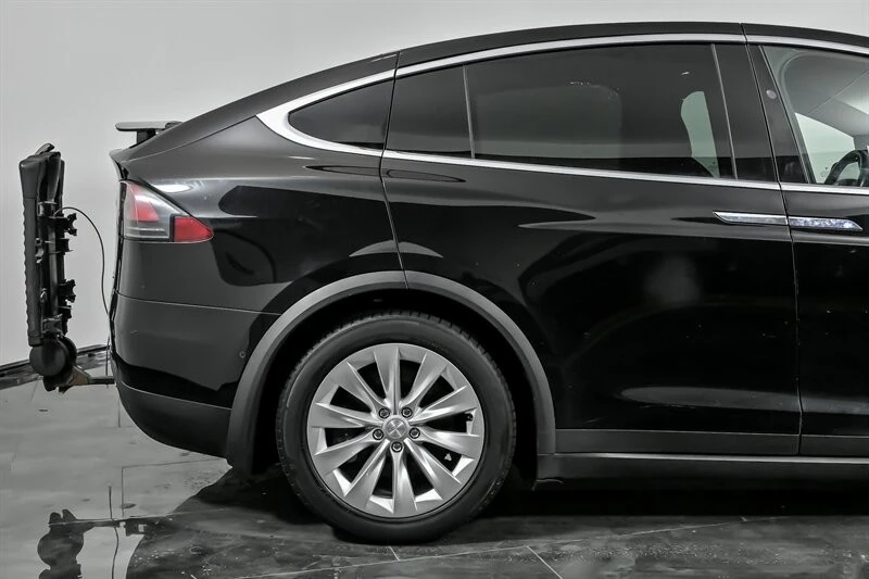 2019 Tesla Model X - Image 11 of 21