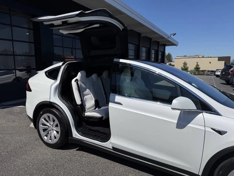 2019 Tesla Model X - Image 17 of 20