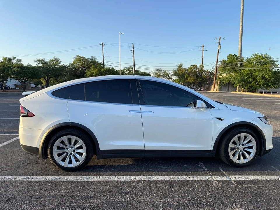 2019 Tesla Model X - Image 15 of 29