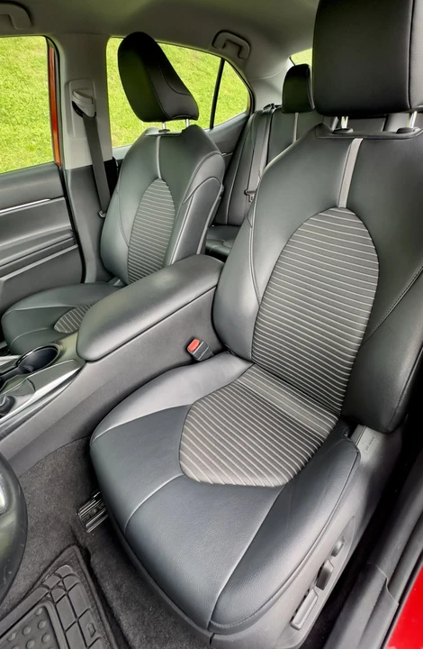 2019 Toyota Camry 8th Gen - Image 16 of 19