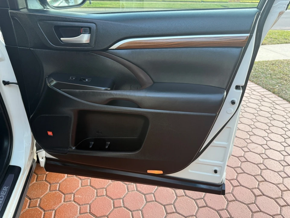 2019 Toyota Highlander - Image 16 of 21