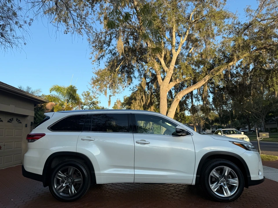 2019 Toyota Highlander - Image 2 of 21