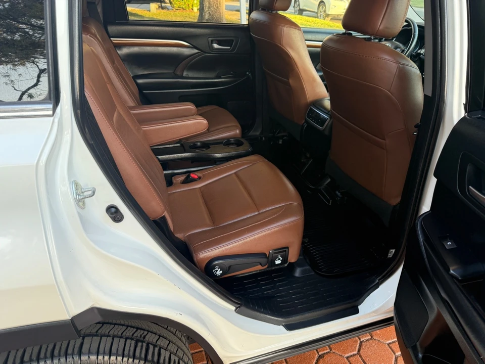 2019 Toyota Highlander - Image 17 of 21