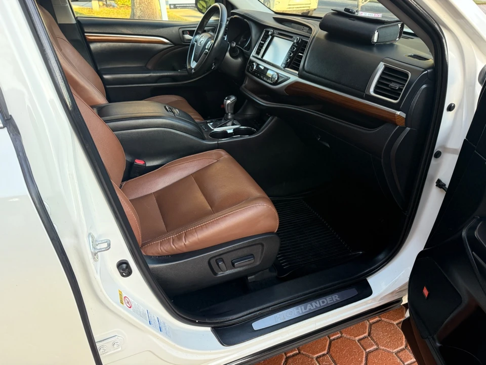 2019 Toyota Highlander - Image 15 of 21