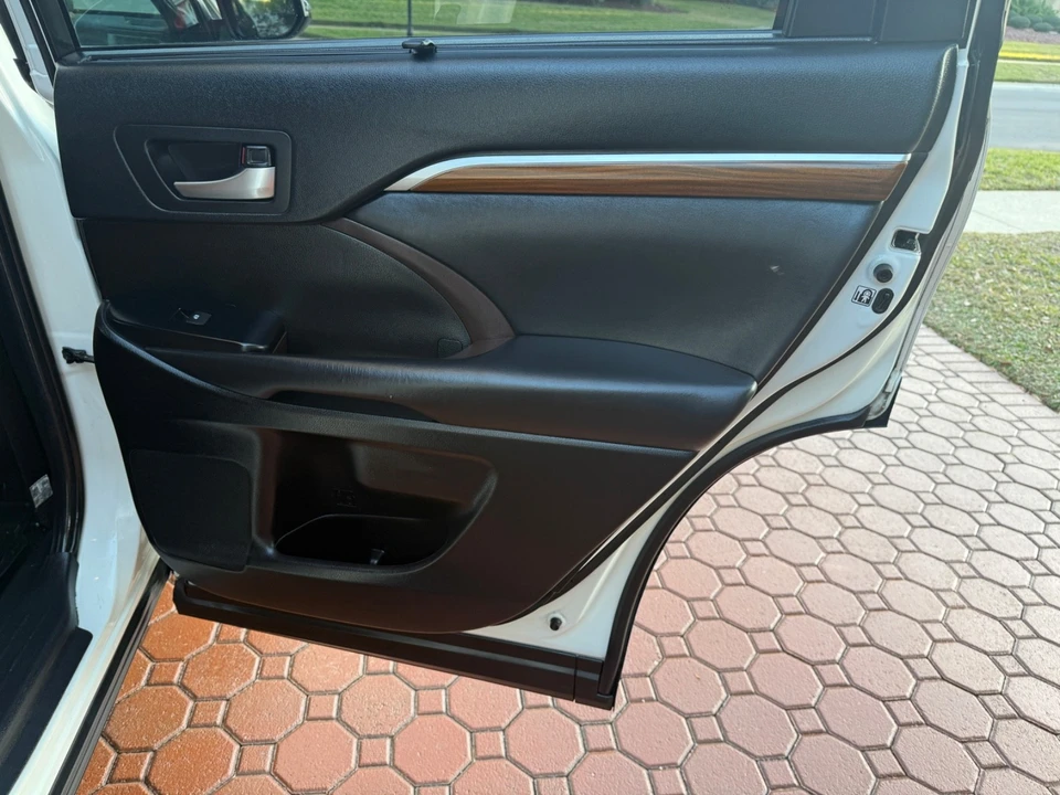 2019 Toyota Highlander - Image 18 of 21