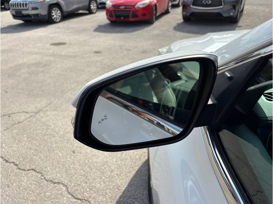 2019 Toyota Highlander - Image 17 of 21