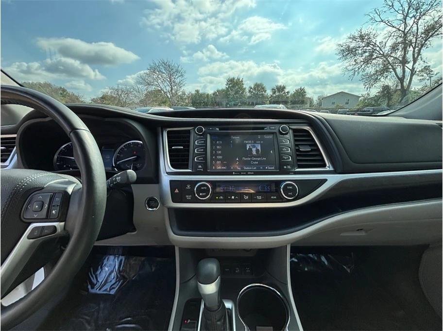 2019 Toyota Highlander - Image 11 of 21
