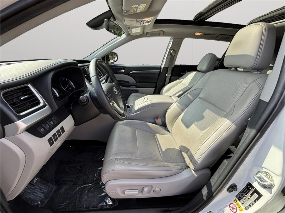 2019 Toyota Highlander - Image 2 of 21