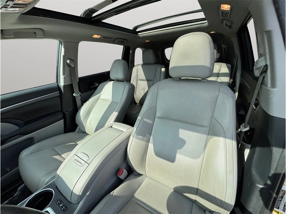 2019 Toyota Highlander - Image 18 of 21