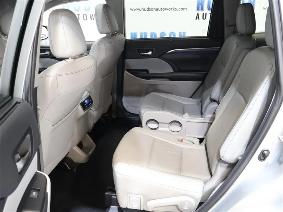 2019 Toyota Highlander - Image 28 of 31