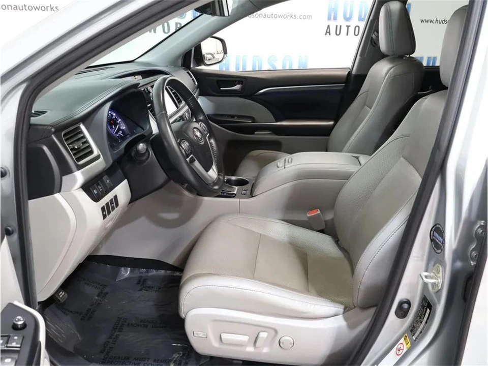 2019 Toyota Highlander - Image 14 of 31