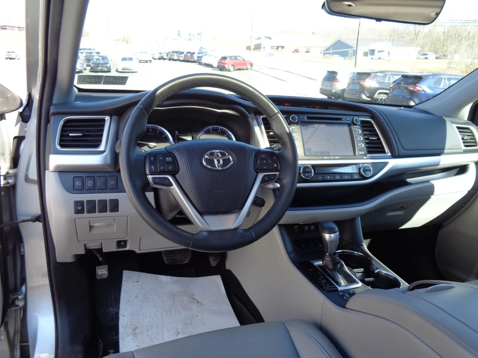2019 Toyota Highlander - Image 17 of 21