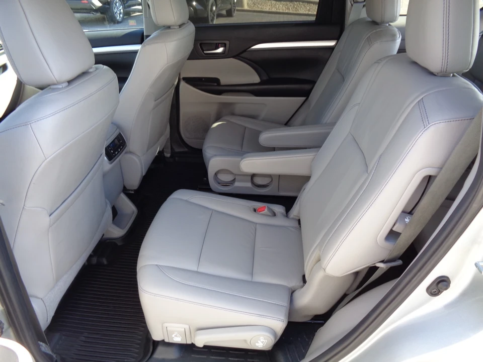 2019 Toyota Highlander - Image 16 of 21