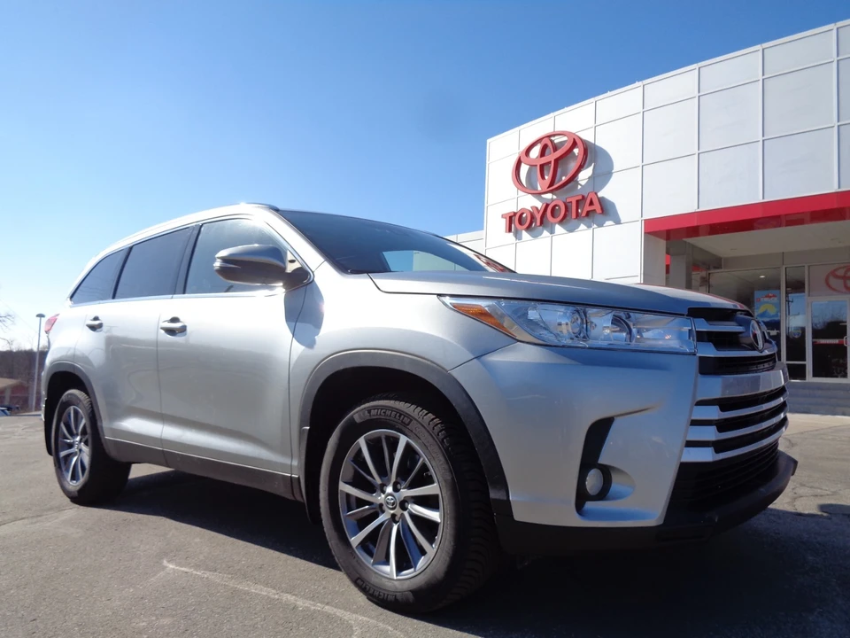 2019 Toyota Highlander - Image 2 of 21
