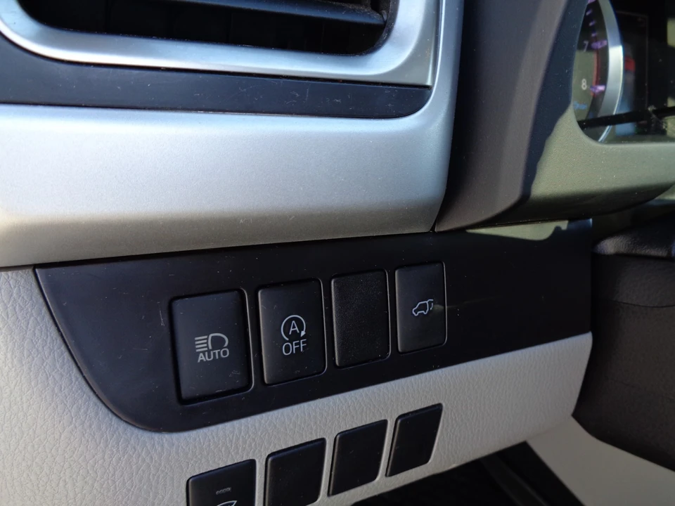 2019 Toyota Highlander - Image 13 of 21