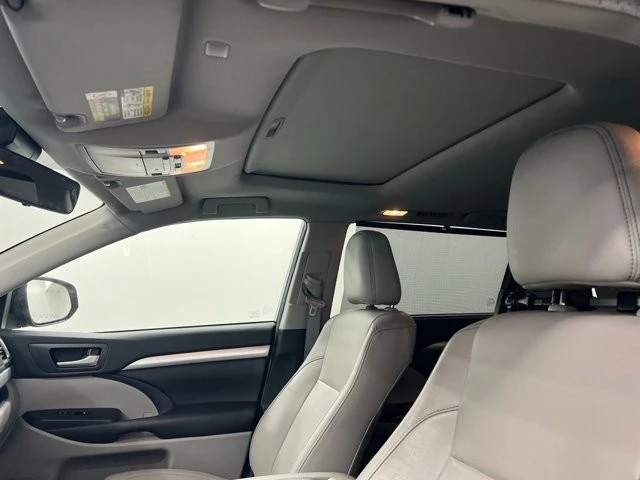 2019 Toyota Highlander - Image 7 of 12