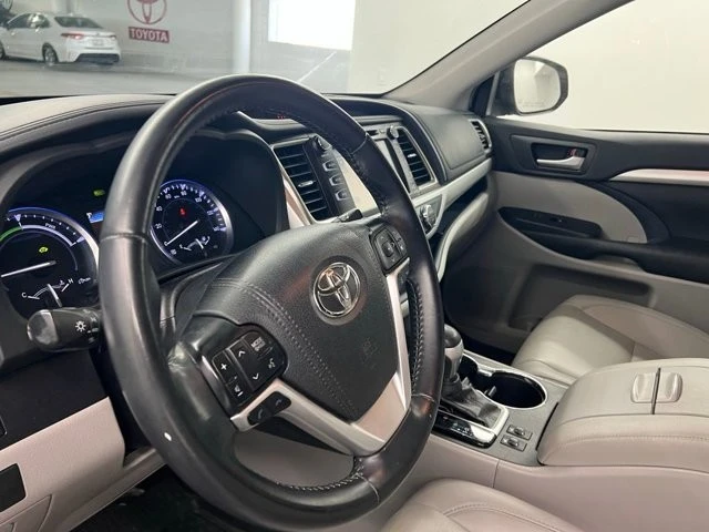 2019 Toyota Highlander - Image 8 of 12