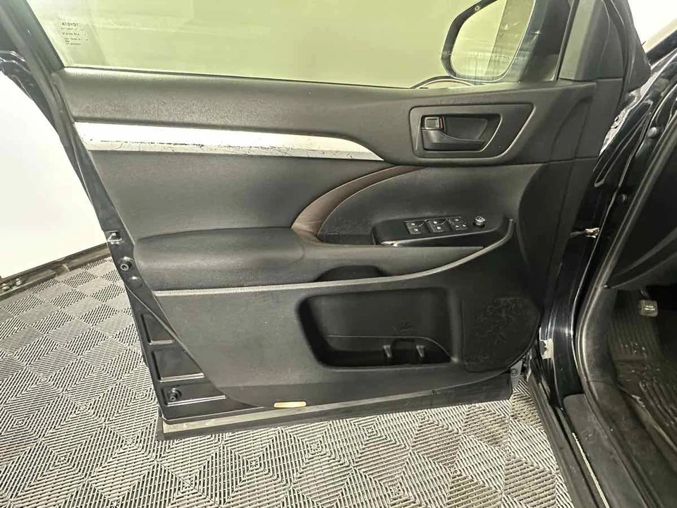 2019 Toyota Highlander - Image 15 of 21