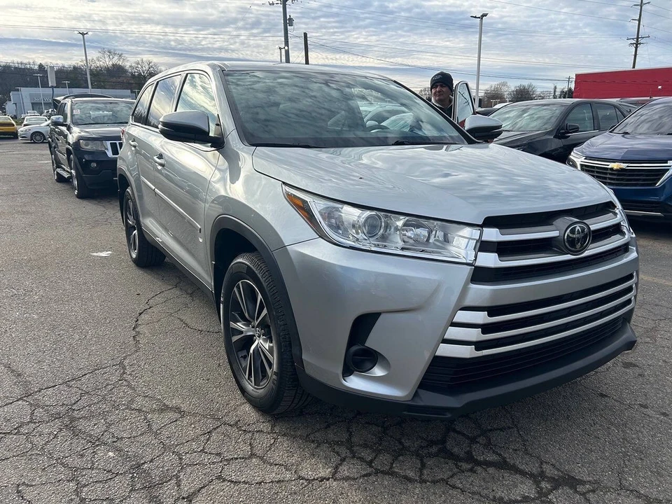 2019 Toyota Highlander - Image 2 of 12