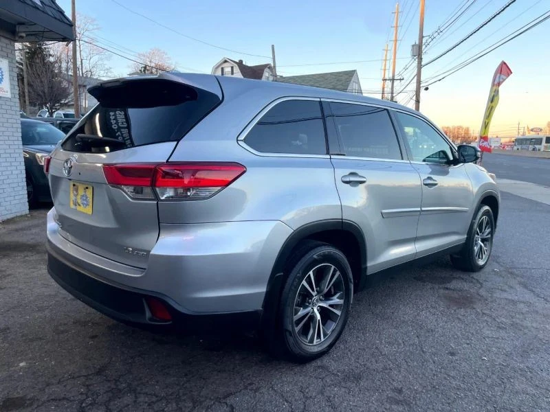 2019 Toyota Highlander - Image 8 of 12