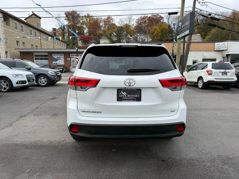 2019 Toyota Highlander - Image 9 of 12