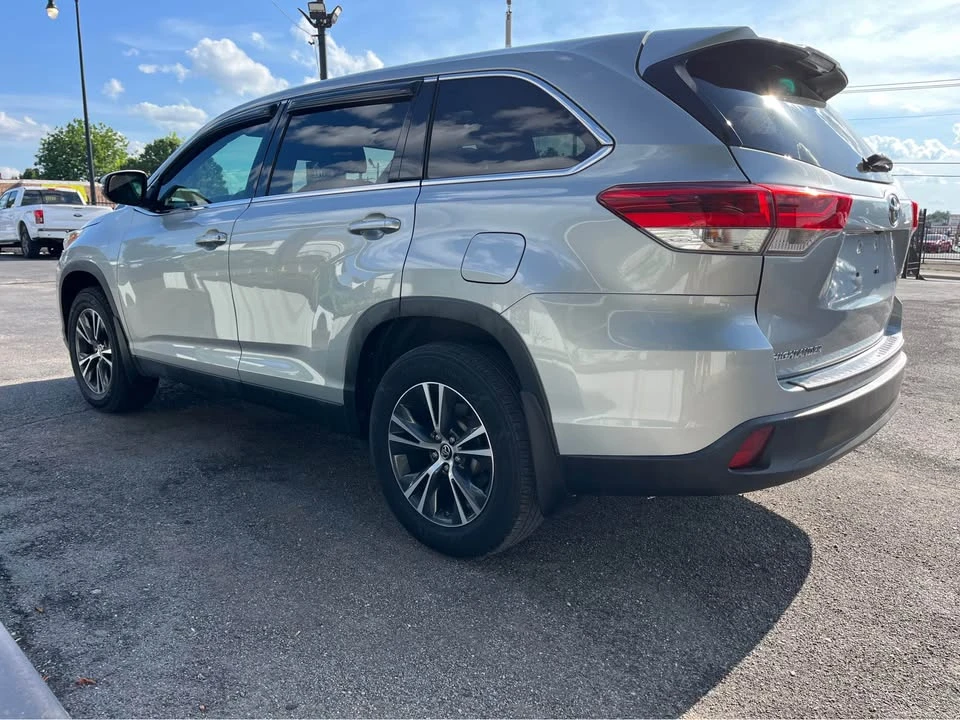 2019 Toyota Highlander - Image 2 of 10
