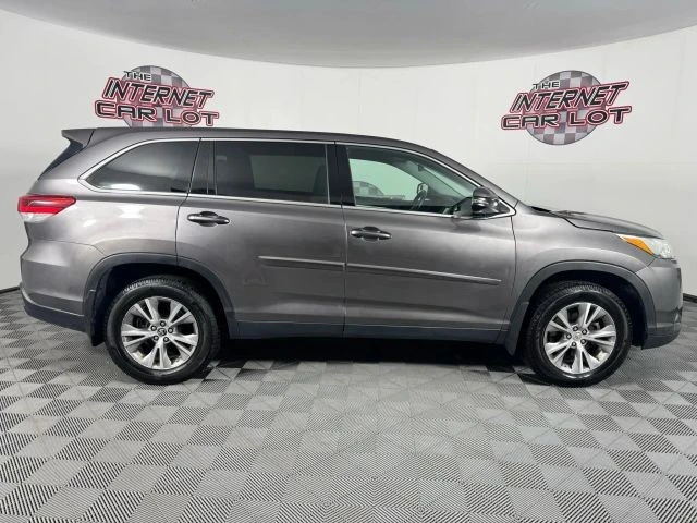 2019 Toyota Highlander - Image 8 of 12