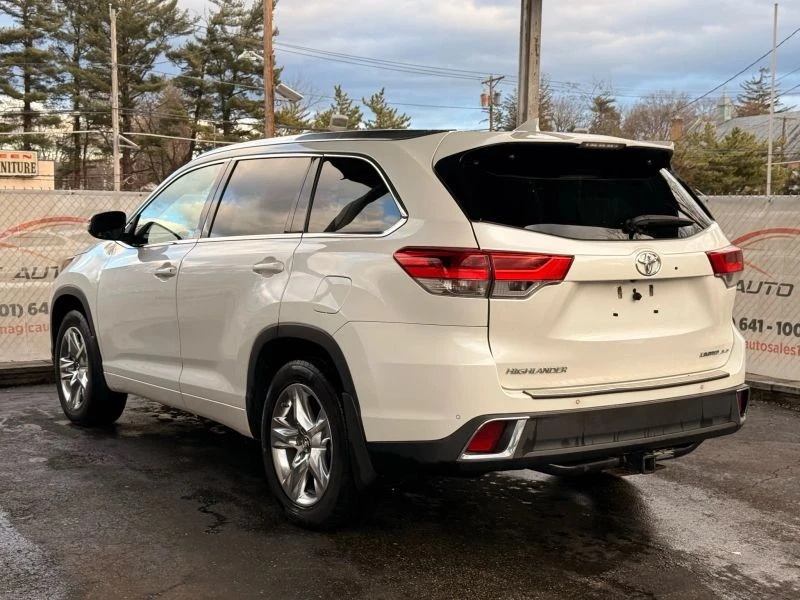 2019 Toyota Highlander - Image 11 of 12