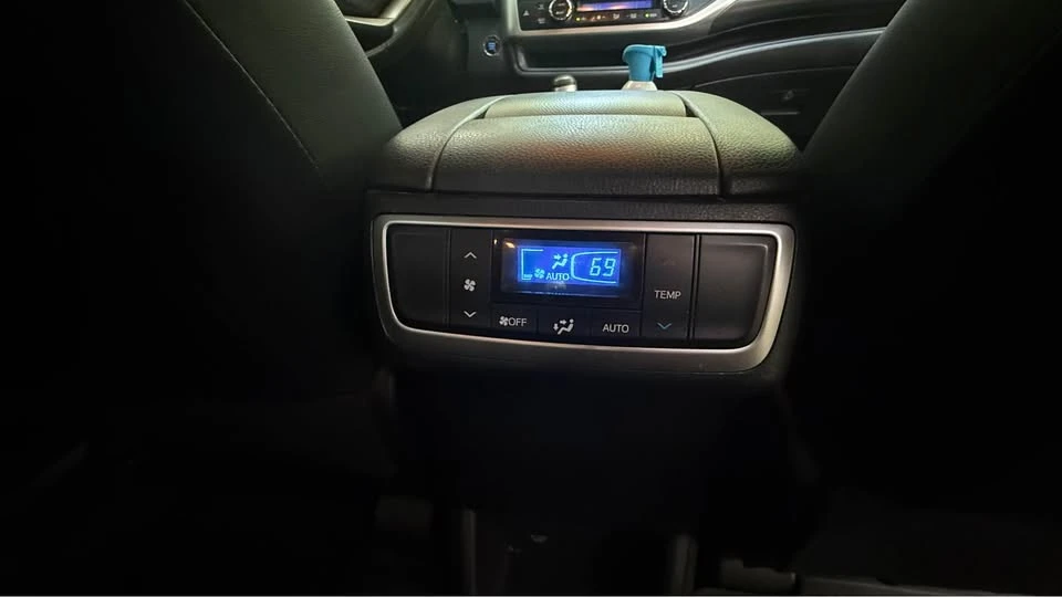 2019 Toyota Highlander - Image 18 of 21