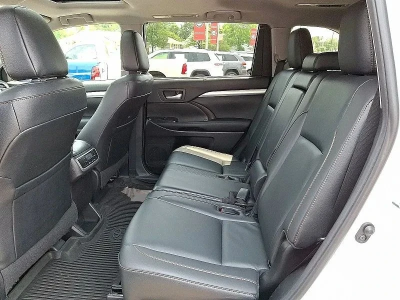 2019 Toyota Highlander - Image 11 of 12