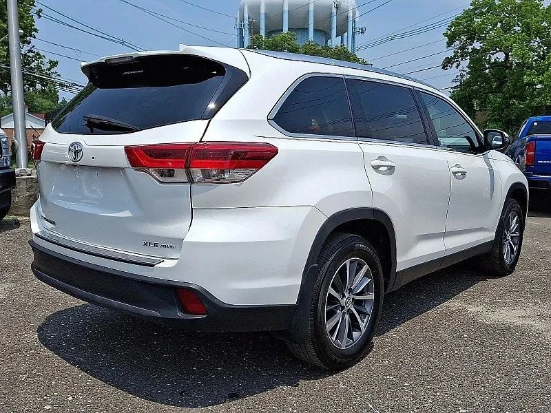 2019 Toyota Highlander - Image 7 of 12