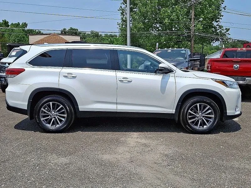 2019 Toyota Highlander - Image 8 of 12