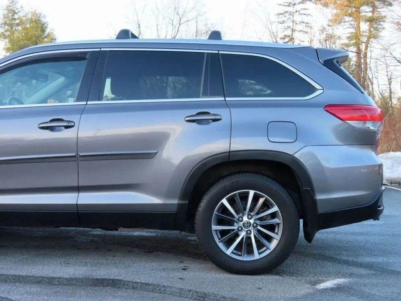 2019 Toyota Highlander - Image 11 of 12