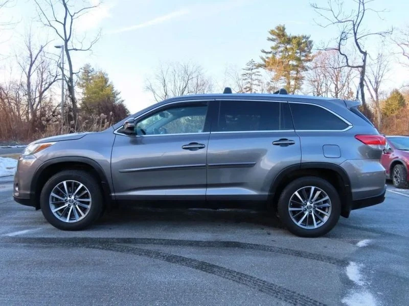 2019 Toyota Highlander - Image 9 of 12