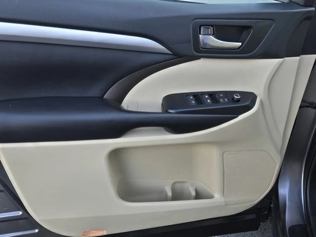 2019 Toyota Highlander - Image 9 of 12